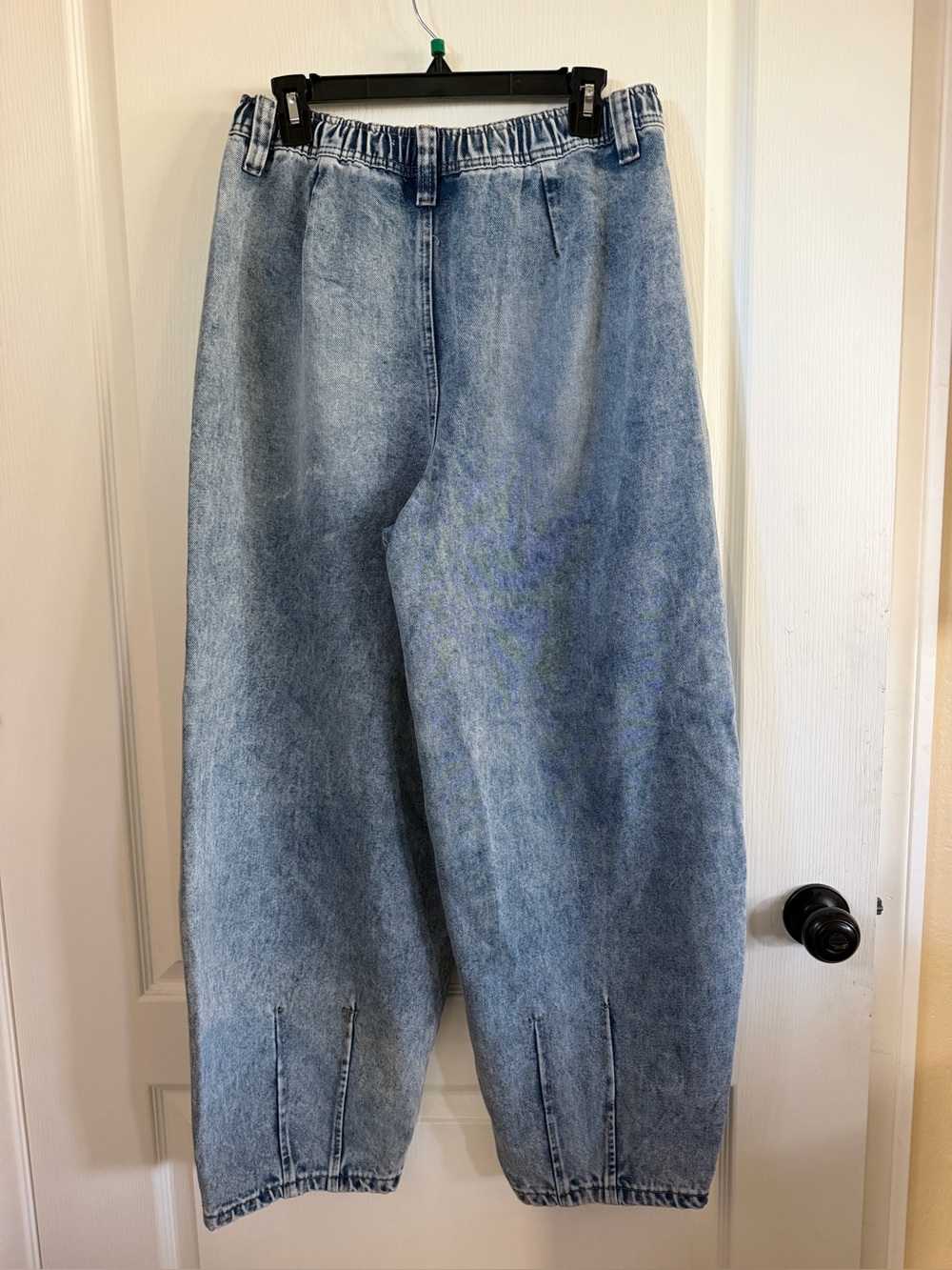 NWOT High-Waist Light Wash Baggy Denim Jeans. Size M - Picture 3 of 3